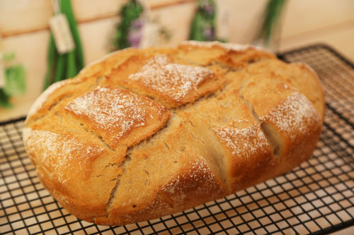 Thermomix Weizen-Joghurt-Brot auf dem Kuchengitter