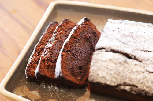 Schokoladenkuchen auf Servierplatte