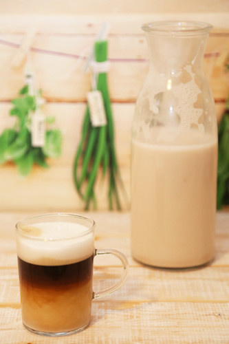 Mandelmilch im Kaffee